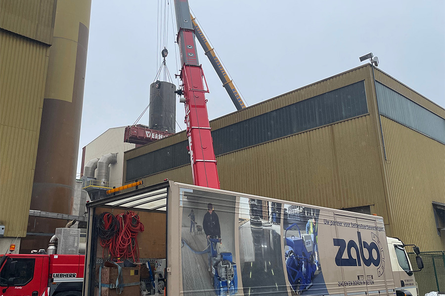60 m hoge verbrandingsoven succesvol gezaagd en neergehaald