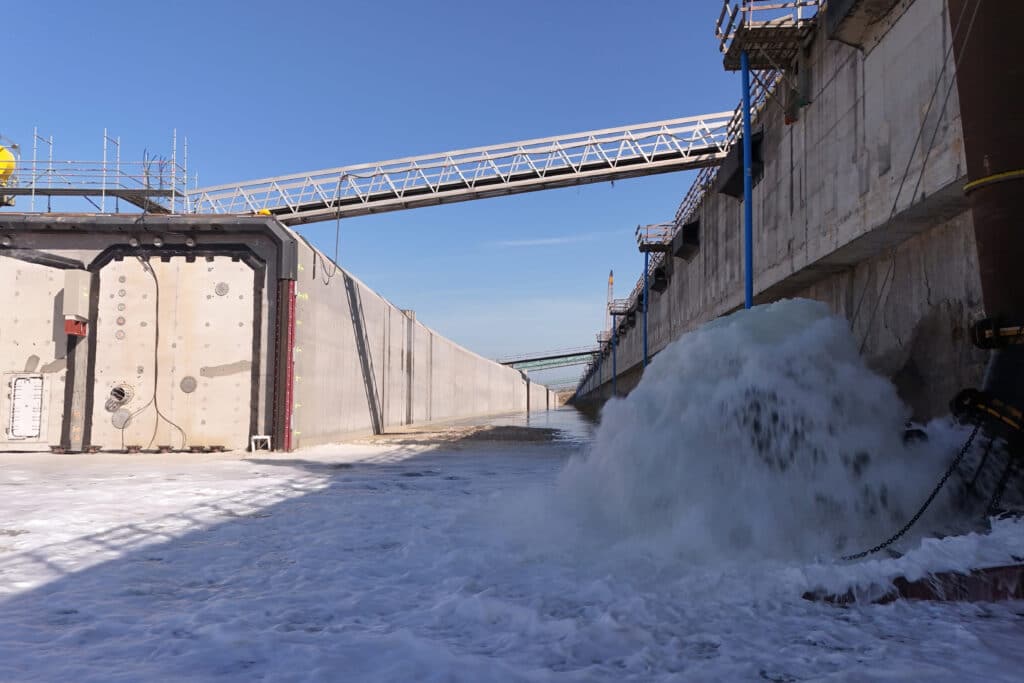 Bouwdok in Zeebrugge vult zich met 800.000 m³ water in aanloop naar transport