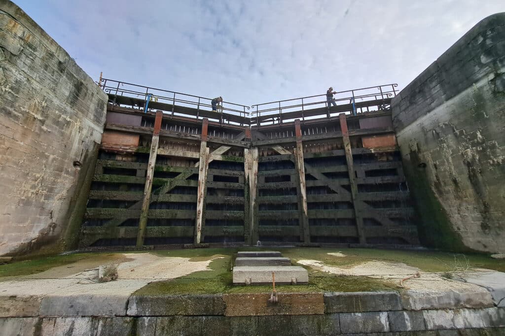 Indrukwekkend restauratie van sluisdeuren met tropisch hardhout als duurzame oplossing