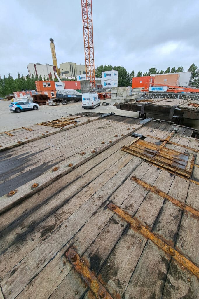 Indrukwekkend restauratie van sluisdeuren met tropisch hardhout als duurzame oplossing 1