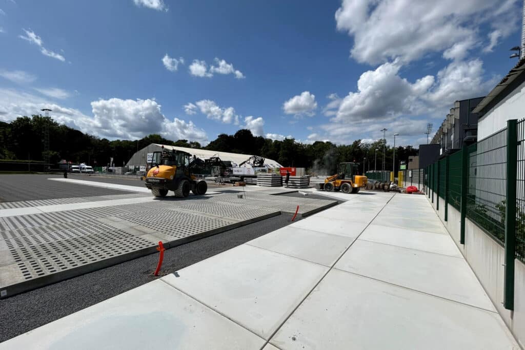 Natuurinclusieve parking met waterdoorlatend prefab beton voor OHL 1