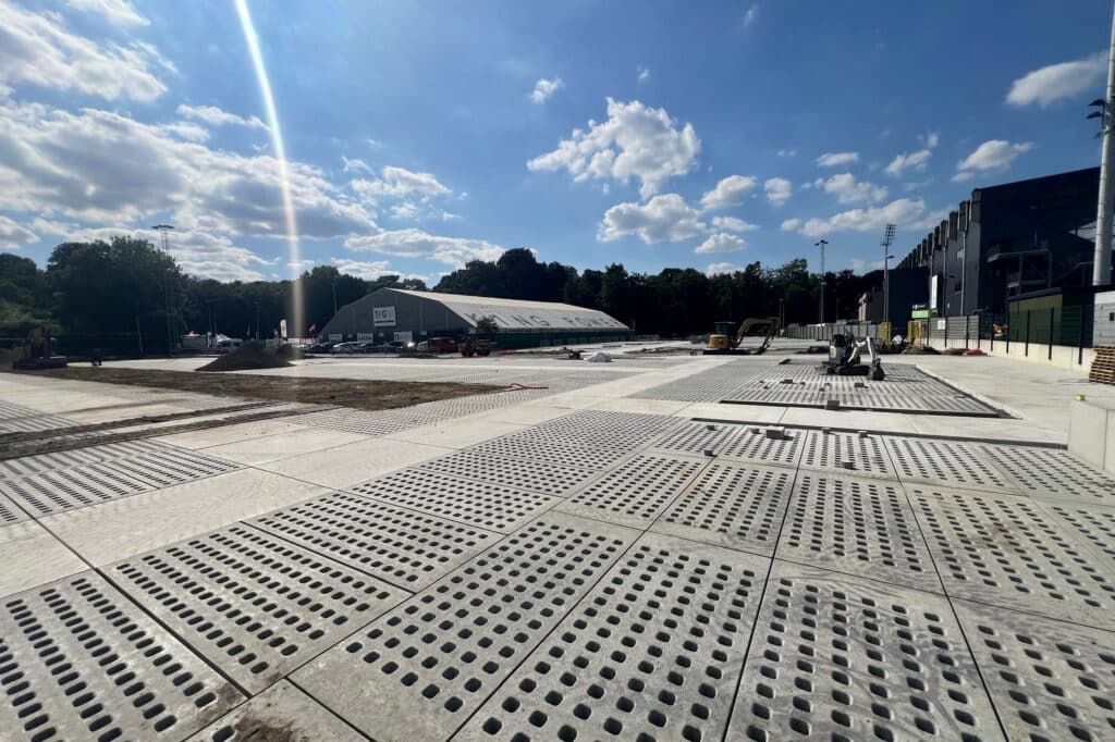 Natuurinclusieve parking met waterdoorlatend prefab beton voor OHL 2