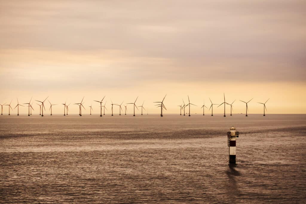 Offshore windfunderingen met betonnen schacht en seabed-frame