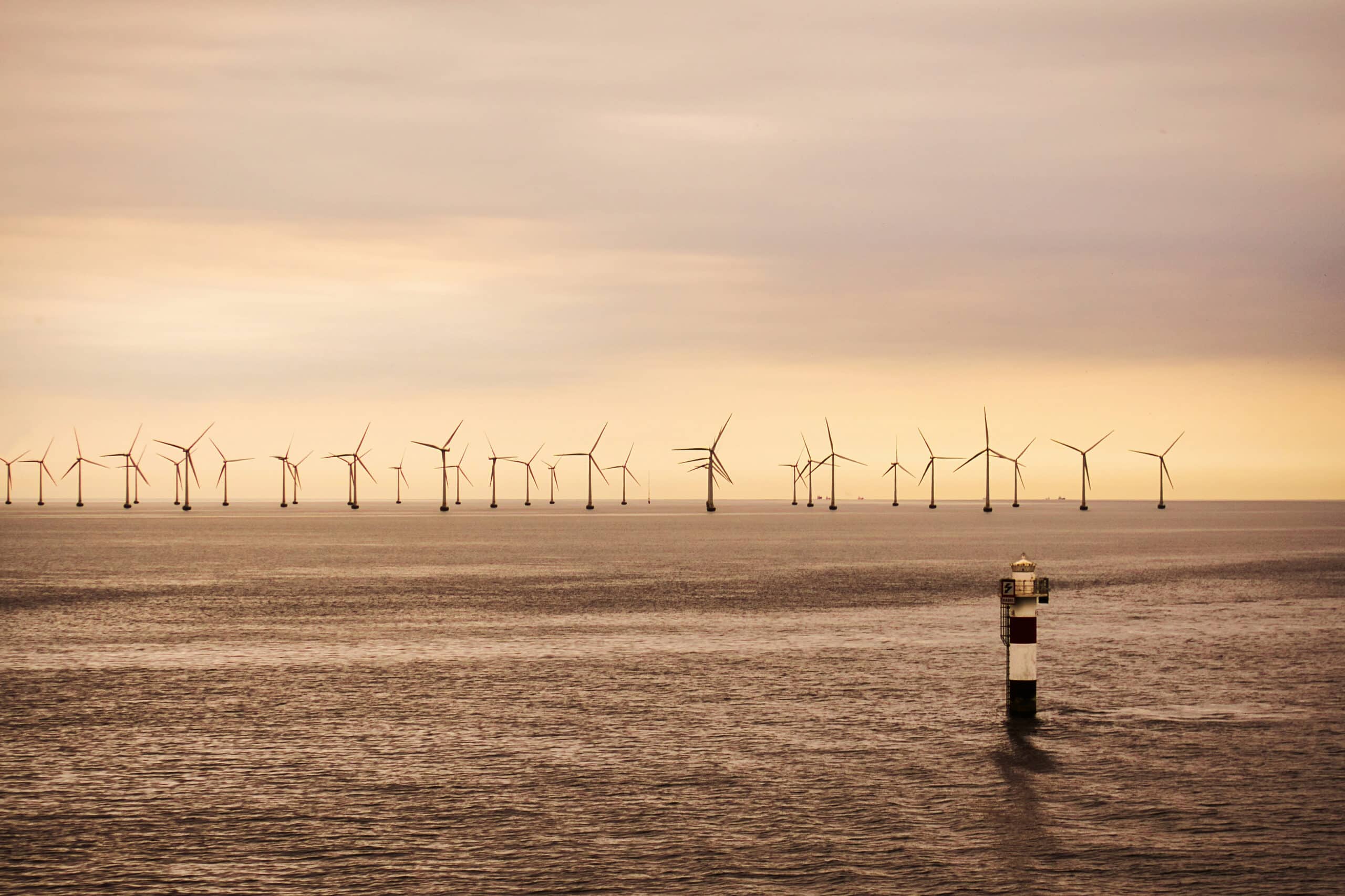 Offshore windfunderingen met betonnen schacht en seabed-frame 4