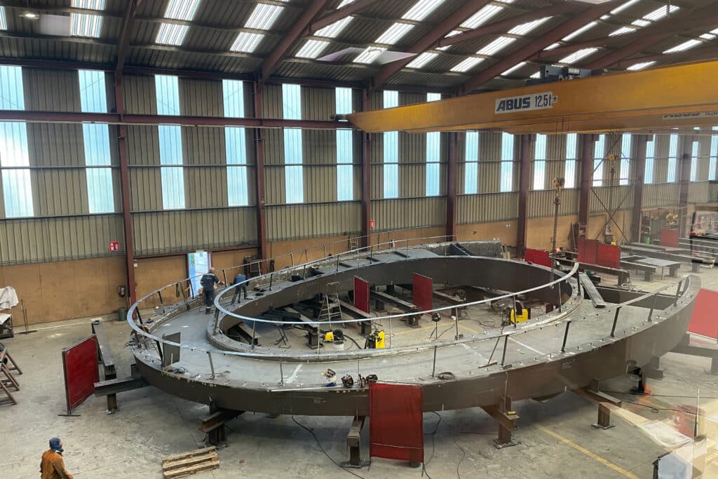 Elegante stalen ellips die uitkijkt over de vallei 2