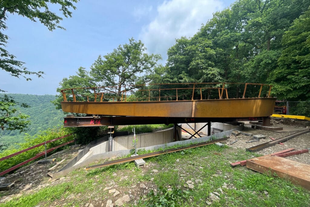 Elegante stalen ellips die uitkijkt over de vallei 1