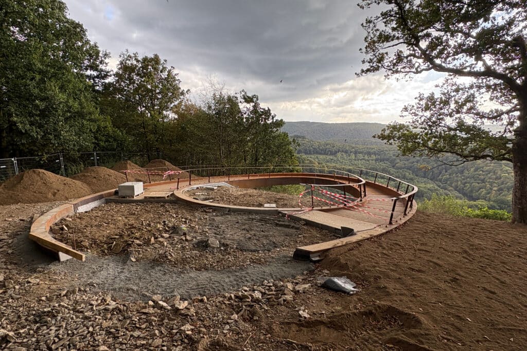 Elegante stalen ellips die uitkijkt over de vallei 3