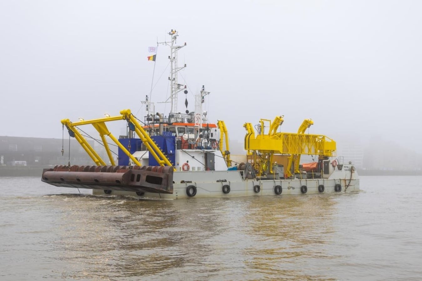 Schip Jan De Nul ruimt olie op de Schelde nadat binnenschip zonk na aanvaring in Antwerpen 1