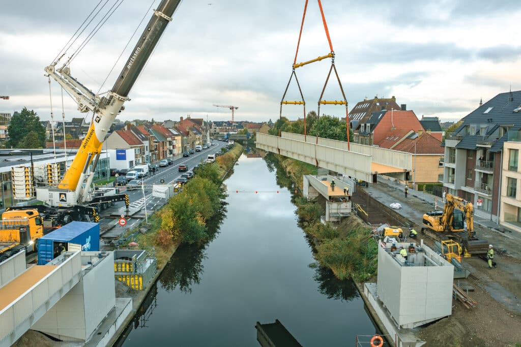 Nauwkeurige engineering en doordachte hijstechniek bij de Babeluttebrug in Veurne 4