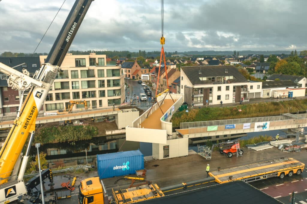 Nauwkeurige engineering en doordachte hijstechniek bij de Babeluttebrug in Veurne 1