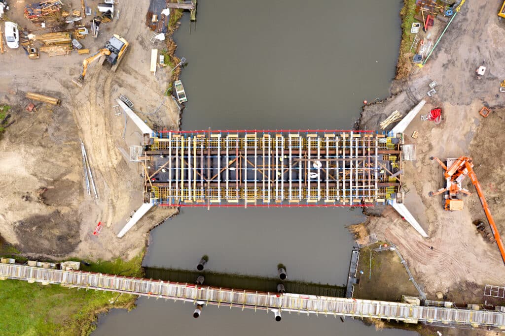 Integraalbrug vervangt verouderde Baileybrug in Mendonk 1