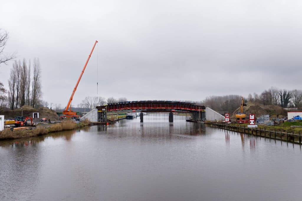Integraalbrug vervangt verouderde Baileybrug in Mendonk 5