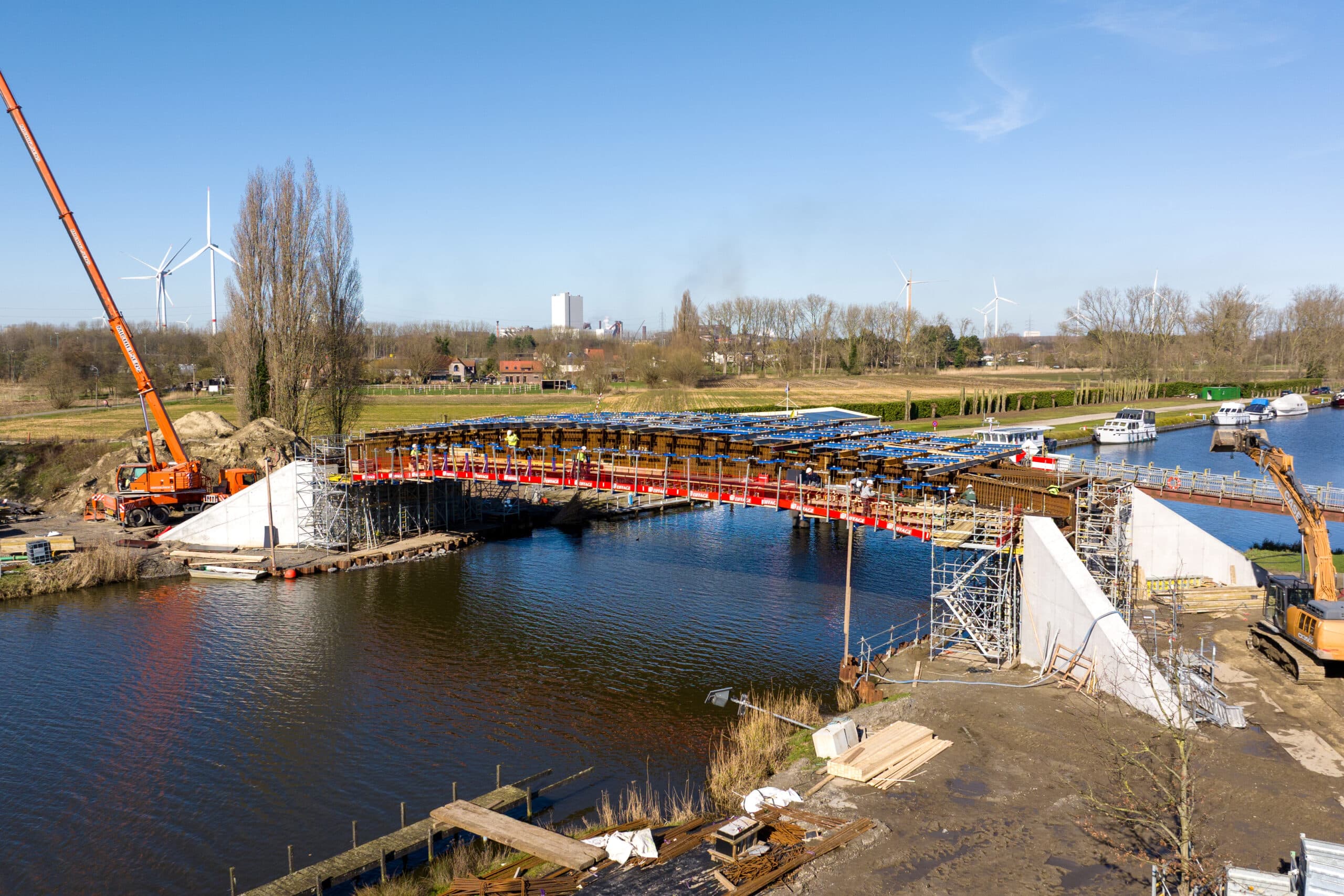 Integraalbrug vervangt verouderde Baileybrug in Mendonk 1