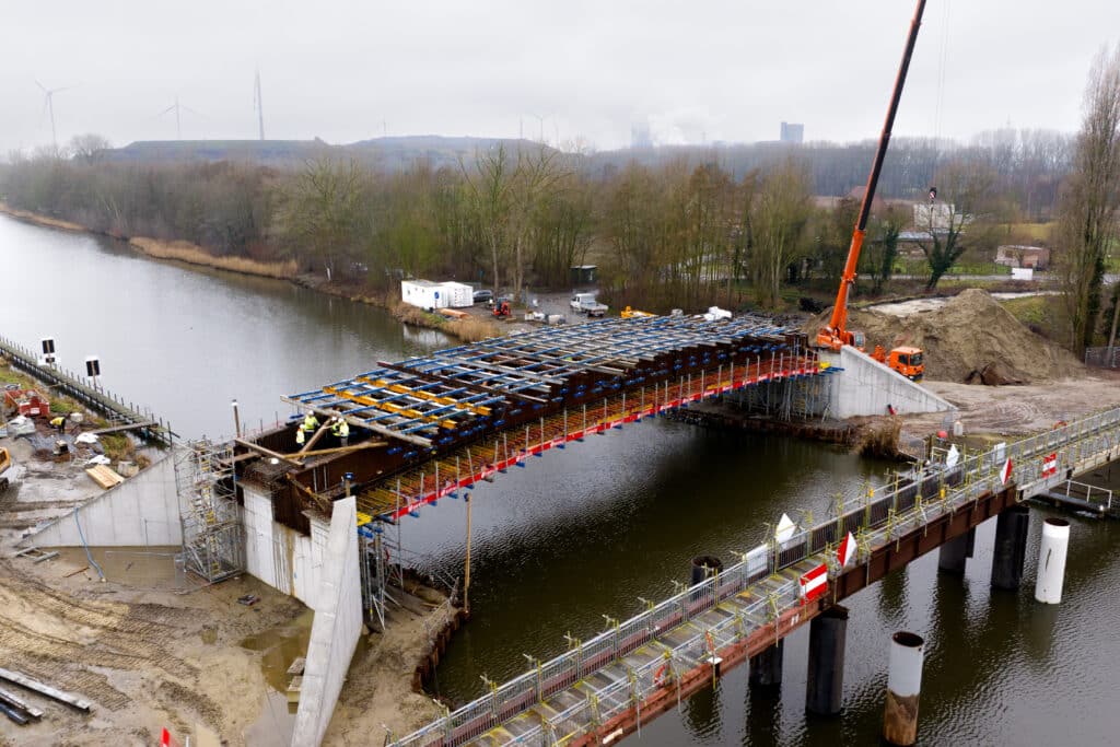 Integraalbrug vervangt verouderde Baileybrug in Mendonk 3