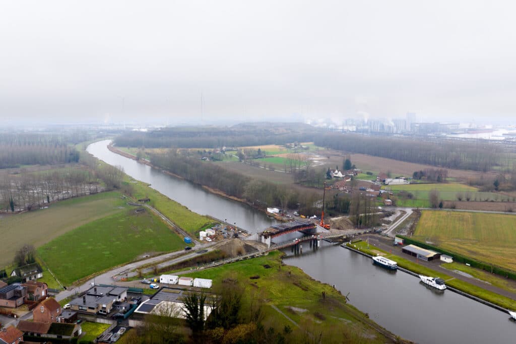 Integraalbrug vervangt verouderde Baileybrug in Mendonk 2