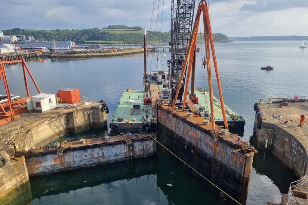 Specialist in zware hijswerken, van scheepsberging tot sluisdeuren 5