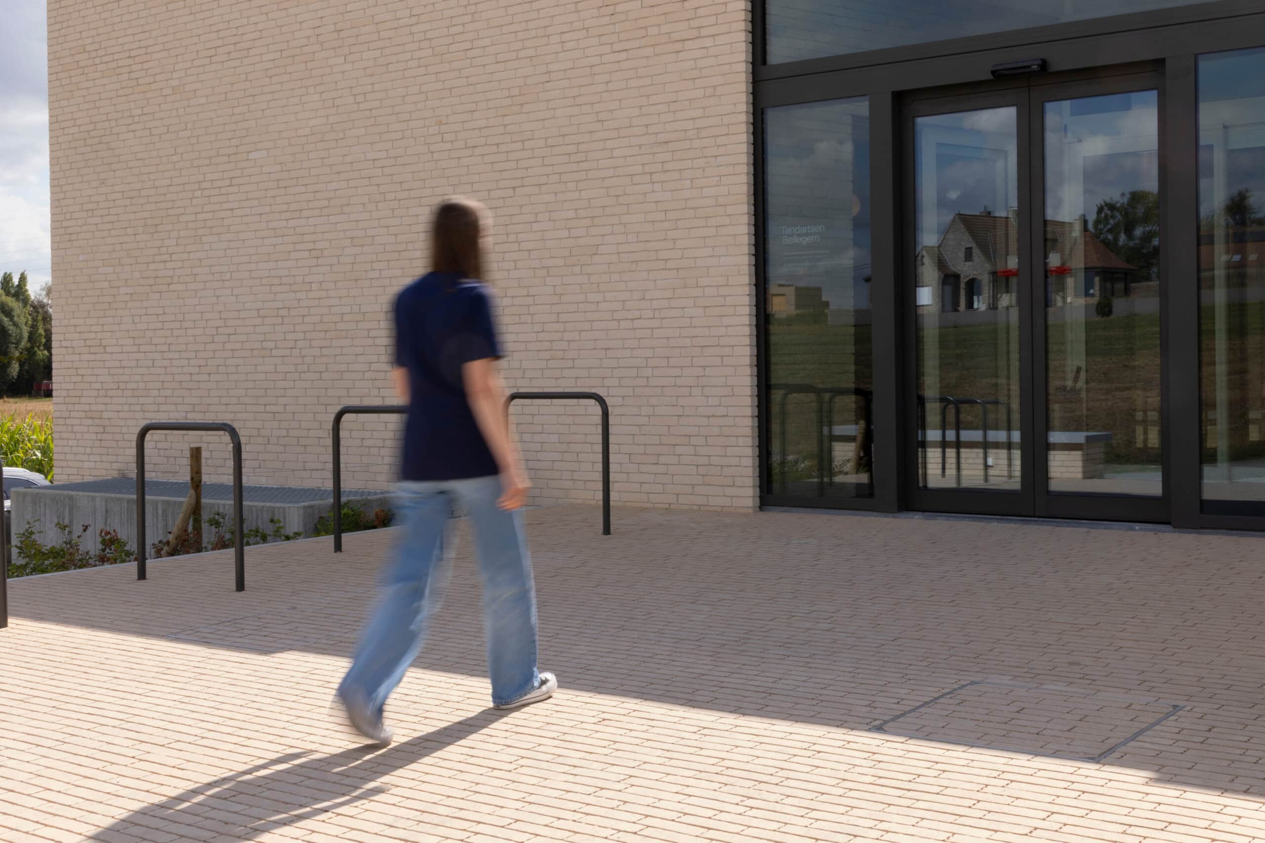 Waterdoorlatende verharding met Passaqua kleiklinkers: duurzame oplossing voor terras en oprit 25