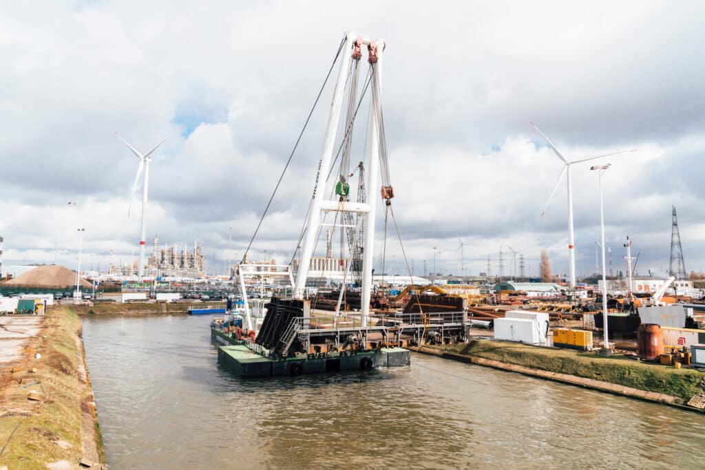 Specialist in zware hijswerken, van scheepsberging tot sluisdeuren 3